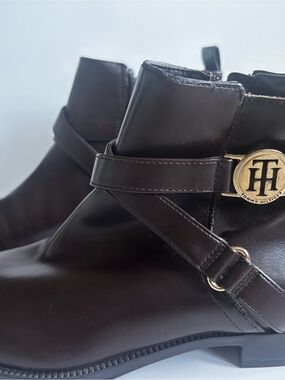 Tommy Hilfiger Classic Brown Ankle Boots with Gold Logo Womens 8